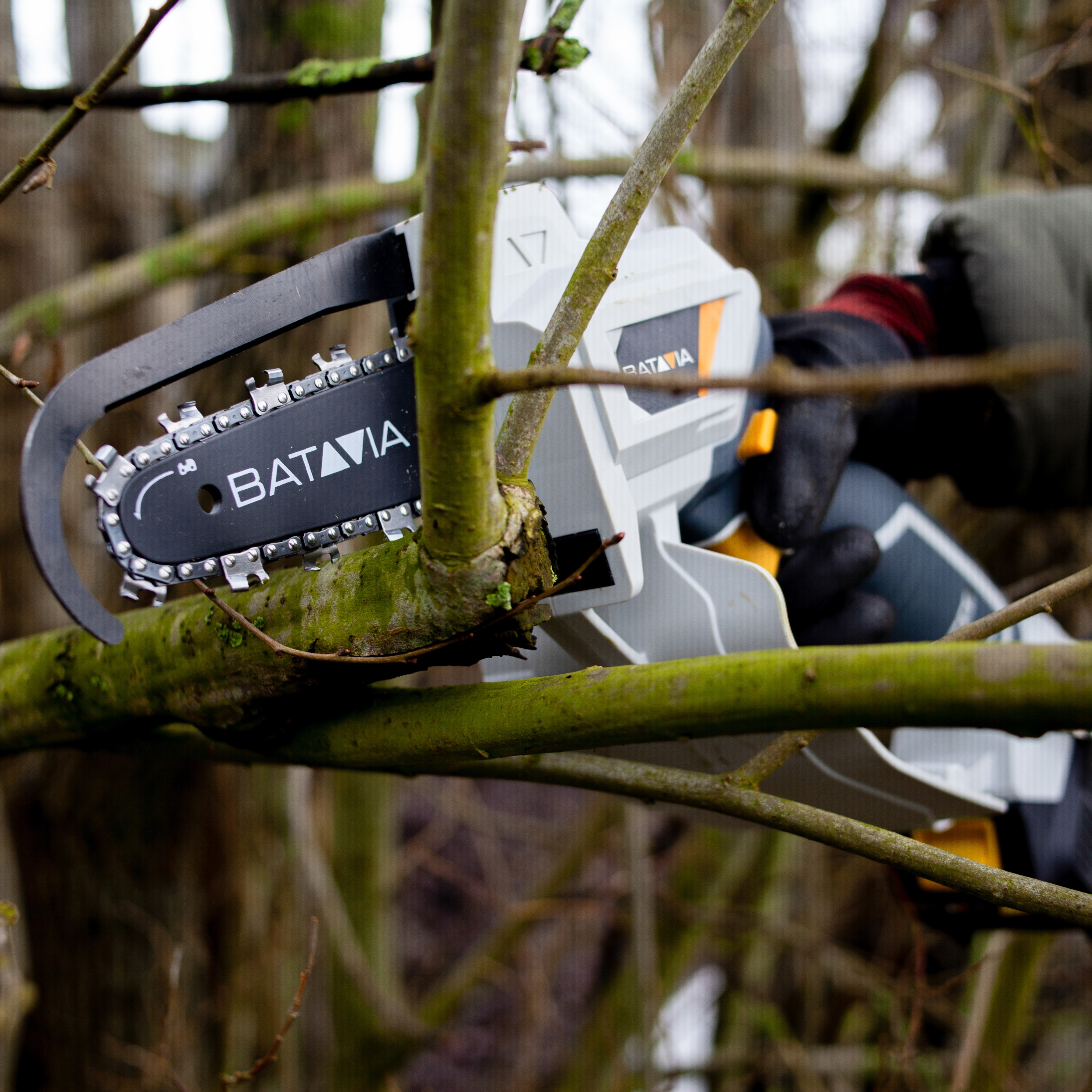 Nexxsaw Cordless One-Hand Chainsaw
